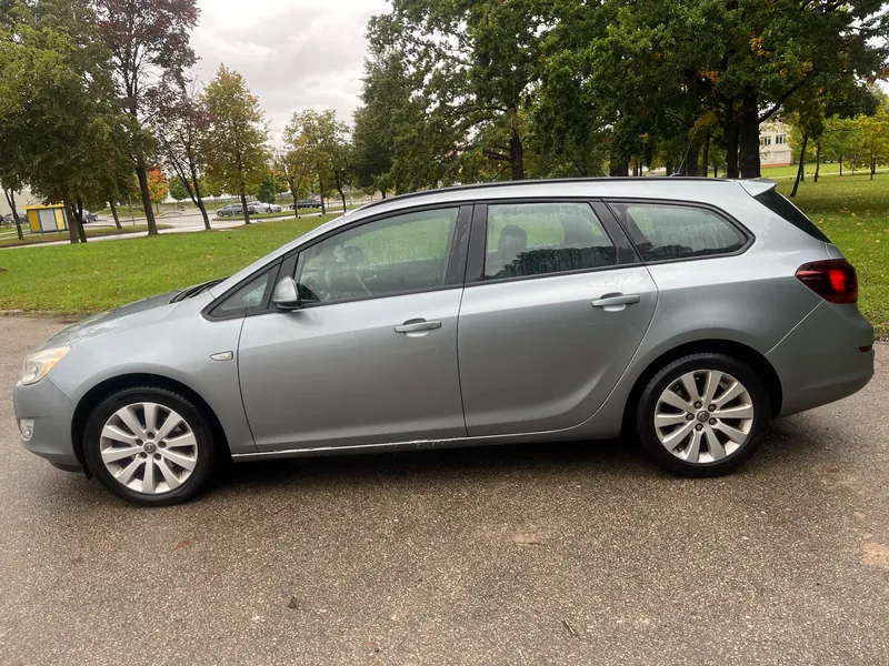 Opel Astra, 2011